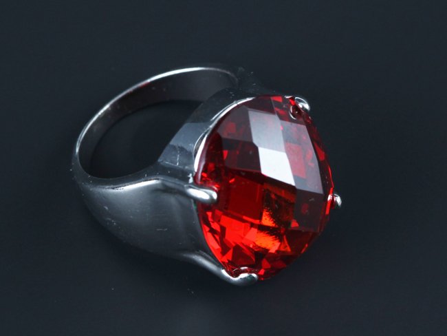 A WELL DESIGN CONTEMPORARY RED ZIRCON RING: 20th Century, D:0.8 in