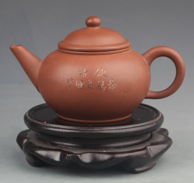 A SMALL YIXING ZISHA TEAPOT: 1950's L:5.00 in×H:2.7 in