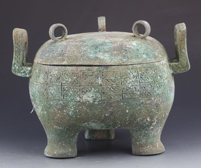 A RARE ROUND TRIPOD BRONZE COPY VESSEL AND COVER: Shang Dynasty, H:8.26 in×W:9.8 in