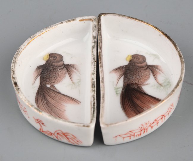 A PAIR OF PAINTED PORCELAIN CRICKET BOX: Republic Period, L:3.25 in×W:2.4 in