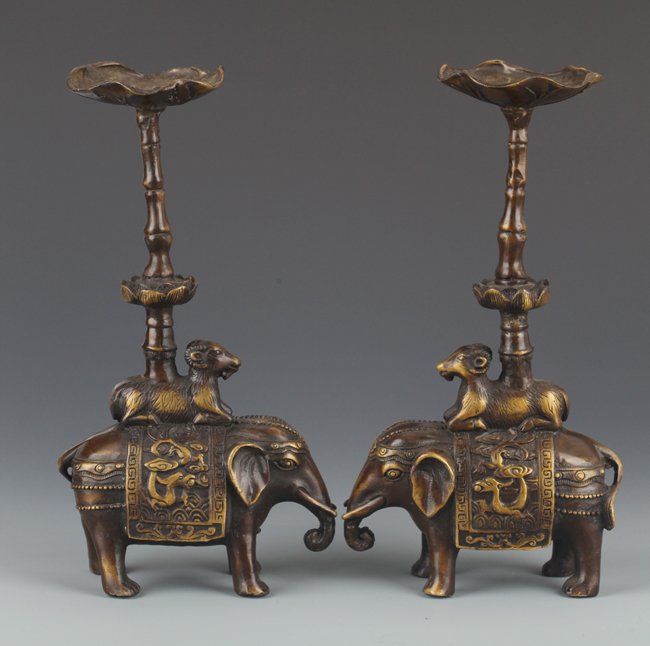 A PAIR OF FINELY CARVED ELEPHANT CANDLESTICKS: Qing Dynasty, H:9.8 in×W:5.2 in