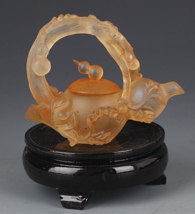 A SMALL FINELY CARVED PINK CRYSTAL TEAPOT: 20th Century, H:3.00 in×L:3.5 in