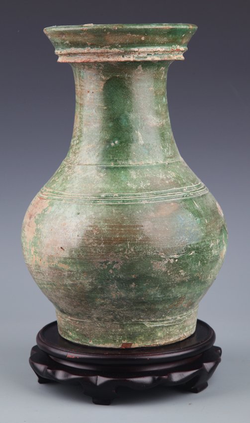 AN OLD GREEN COLOR PORCELAIN VASE: Han Dynasty, H:11.00 in×D:5.3 in