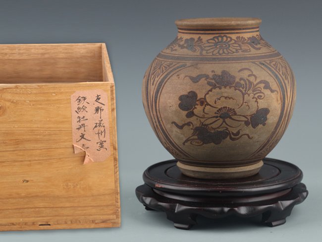 A FINLY FLOWER CARVED PORCELAIN JAR, CI ZHOU YAO: Jin Dynasty, H:6.5 in