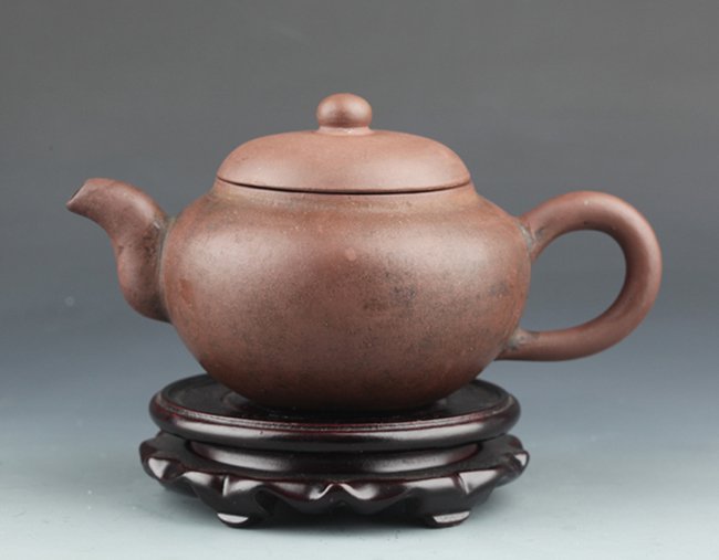 A YIXING ZISHA TEA POT AND COVER: Late 19th Century, L: 8.3 in x H: 3.7 in