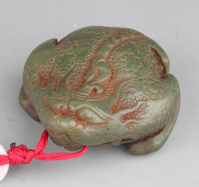 A FINELY CARVED THREE FOOT TOAD GREEN AND RUSSET JADE: 20th Century, L:2.1 in×W:2.00 in