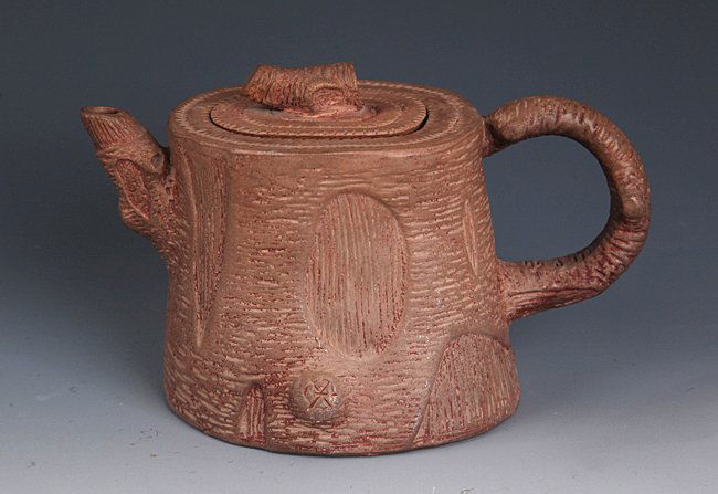 A FINELY YIXIN ZISHA TEAPOT: Qing Dynasty, H:4.00 in × L:6.5 in