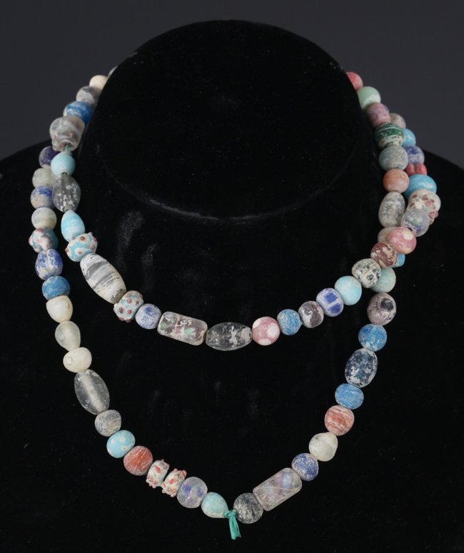 A COLORED HAN DYNASTY GLASS NECKLACE (89 Pcs) "LIU Li": Hang Dynasty, D:0.25 in × 0.5 in