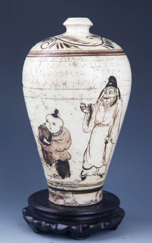 A FINELY PAINTED "CI ZHOU" PORCELAIN BOTTLE: Song Dyansty, H:10.00 in