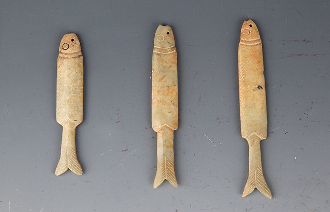 A VERY OLD FISH SHAPED JADE: Shang Dynasty, L:4.0 in×W:0.5n
