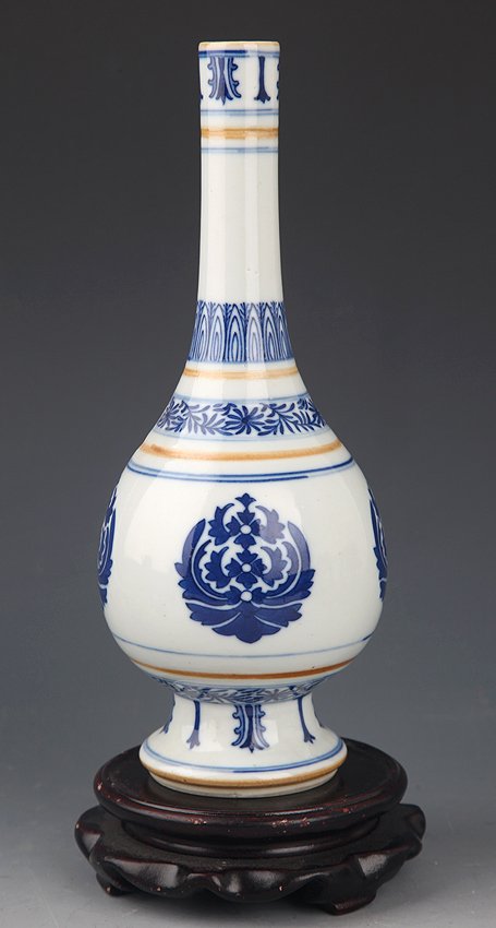 A LONG NECK BLUE COLOR PORCELAIN BOTTLE: Qing Dynasty, H:9.0 in