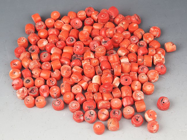 A GROUP OF CORAL (171 Pcs): 20th Century, L:0.5—1 inch