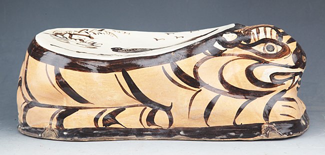 A CI ZHOU YAO TIGER PORCELAIN PILLOW: Liao, Jin Dynasty, L:11.00 in×H:3.5 in
