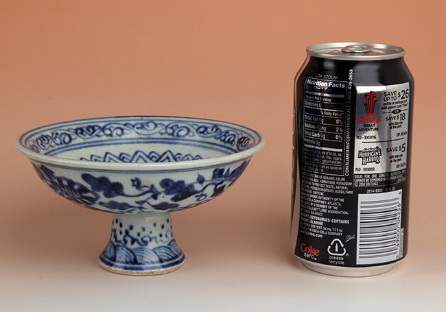 A FINELY PAINTED HIGH FOOT BLUE AND WHITE PORCELAIN: Ming Dynasty, H:3.0in X W:5.75in
