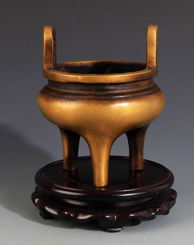 A TALL HANDLE TRIPOD FOOT BRONZE CENSER: Ming Dynasty, W:3.98in × H:5.25in