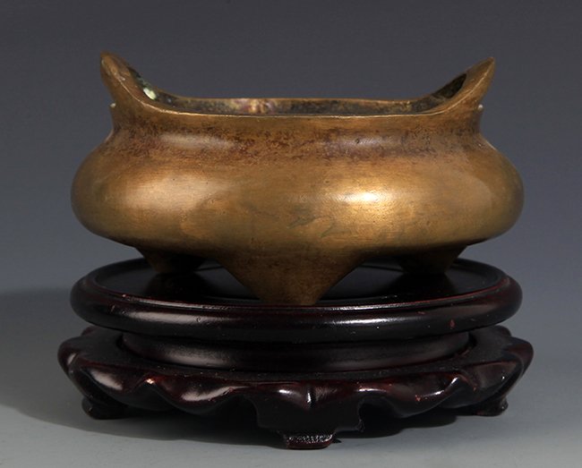 A ROUND DOUBLE EAR BRONZE CENSER: Ming Dynasty, W:4.25in × H:2.5in