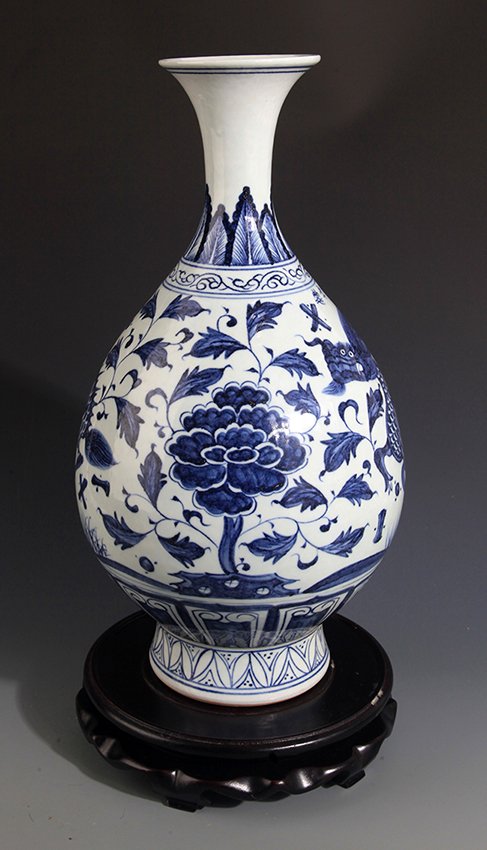 A FINE BLUE AND WHITE PORCELAIN YU HU CHUN: Ming Dynasty Yong Le Period, H:16.00 in