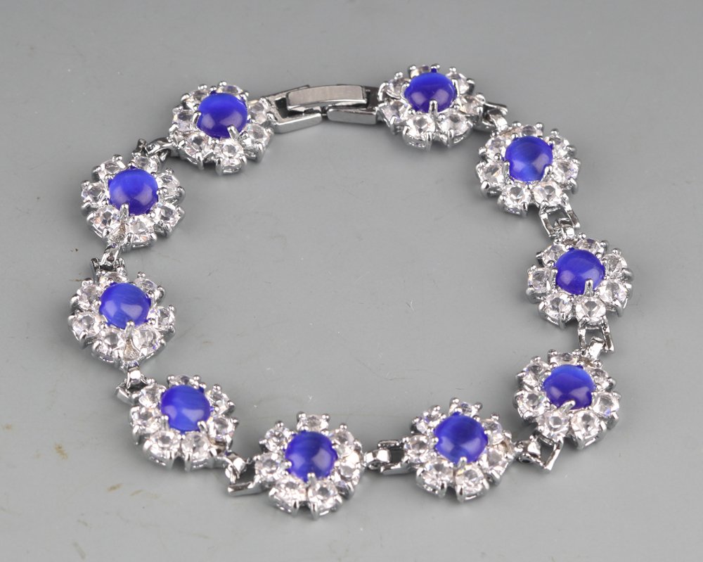 A GROUP OF FINELY MADE BRACELETS: Modern, Each Beads L:0.2 in×1.3 in×D:0.3 in