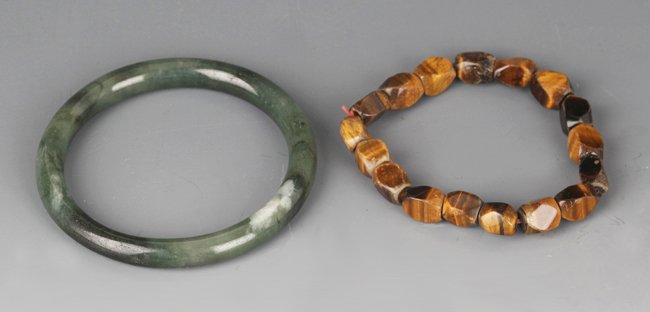 A GREEN JADE AND WOOD ALEXANDRITE BRACELET: 20th Century, L:0.3in × D:2.3in