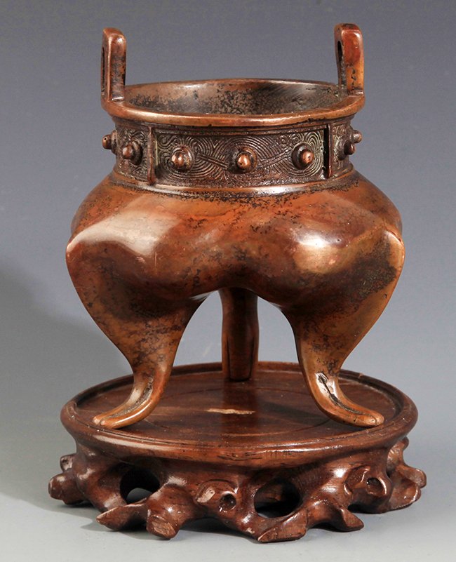 A TRIPOD FOOT DRUM SHAPED BRONZE CENSER: Ming Dynasty, H:4.25in × D:2.98in