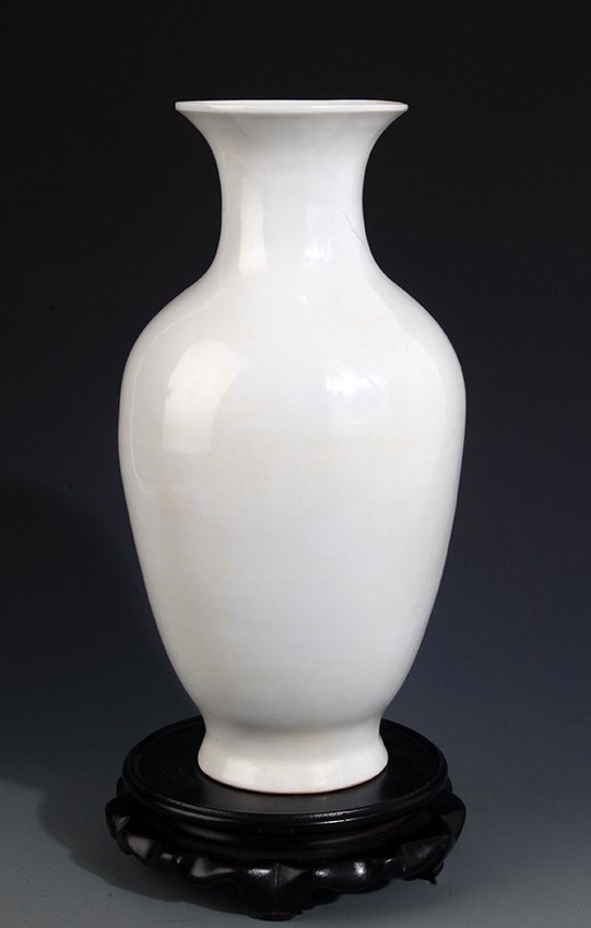 A WHTIE COLOR GLAZED PORCELAIN "GUAN YIN" BOTTLE: A WHTIE COLOR GLAZED PORCELAIN "GUAN YIN" BOTTLE. Ming Dynasty, High: 10.5 inch x Diameter: 3.3 inch