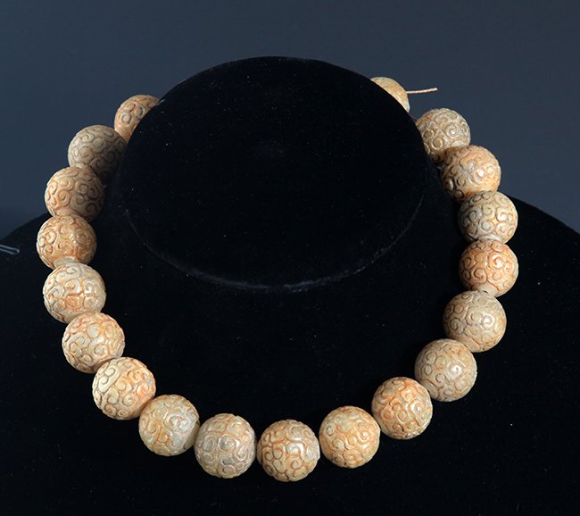 A FINE GANODERMA CARVING JADE NECKLACE: Han Dynasty, H:7.5 in