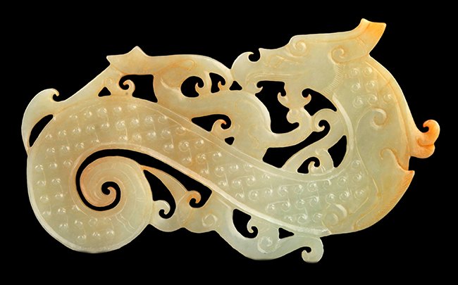 A VERY OLD DRAGON CARVING JADE: Han Dynasty, L:4.0 in×W:2.5 in