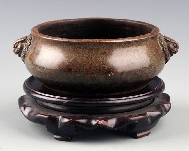 A ROUND DOUBLE EAR BRONZE CENSER: Ming Dynasty, Xuande Period, H:2.0in×D:4.5in
