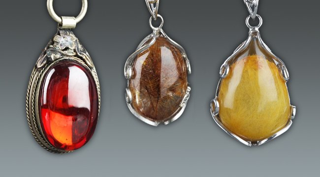 A GROUP OF THREE CRYSTAL AND RED ZIRCON PENDANT: Contemporary, L:1.00 in×L:1.25 in