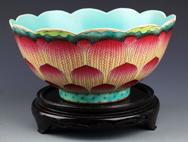 A FAMILLE-ROSE LOTUS FLOWER SHAPE BOWL (1 of 5)