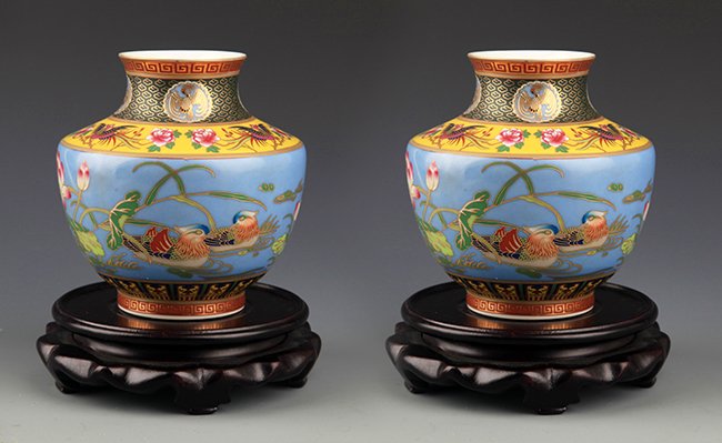 A RARE PAIR OF COLORFUL PAINTED PORCELAIN BOTTLE (1 of 8)