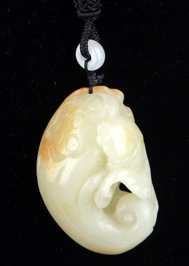 A FINE FISH SHAPED HETIAN JADE PENDANT (1 of 5)