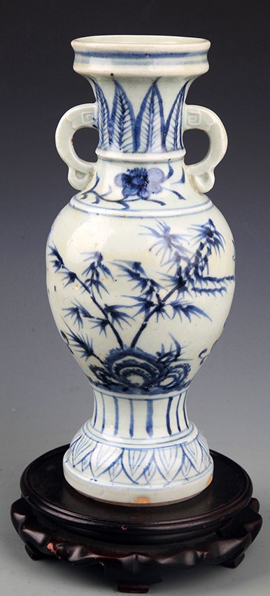 A FINE DOUBLE EAR BLUE AND WHITE PORCELAIN BOTTLE (1 of 7)