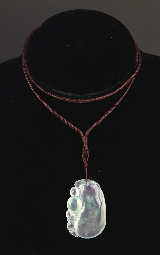 A MELON-SHAPED JADEITE NECKLACE (1 of 4)