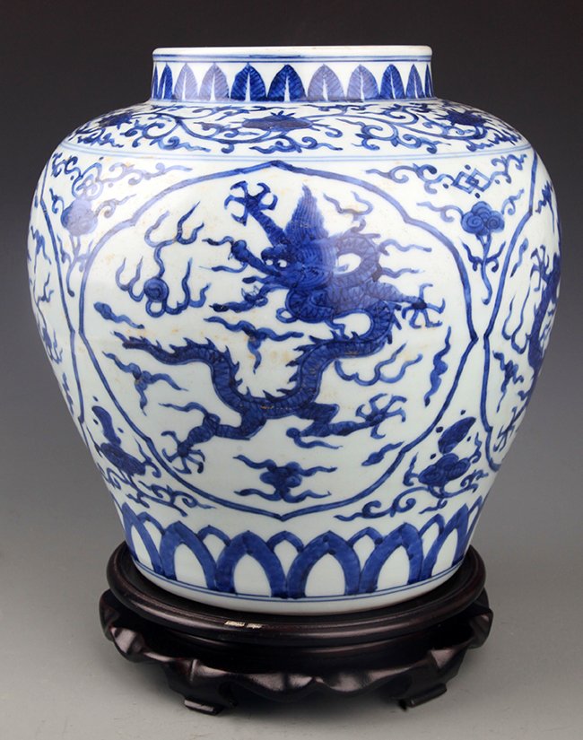 A BIG DRAGON PAINTED BLUE AND WHITE PORCELAIN JAR: A BIG DRAGON PAINTED BLUE AND WHITE PORCELAIN JAR, Probably Ming Dynasty Jia Qing Period,H:11.5 inch X D:5.5 inch