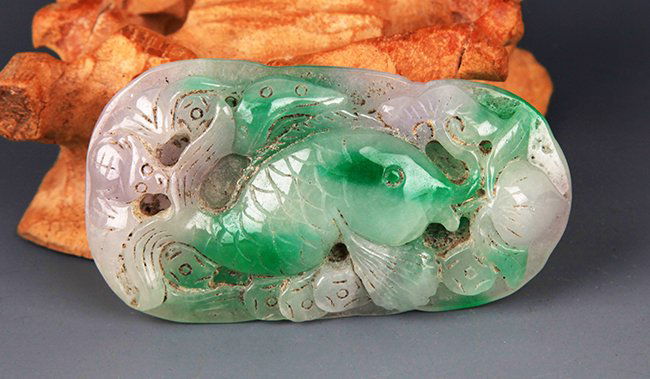A FISH CARVING JADEITE PENDANT (1 of 3)