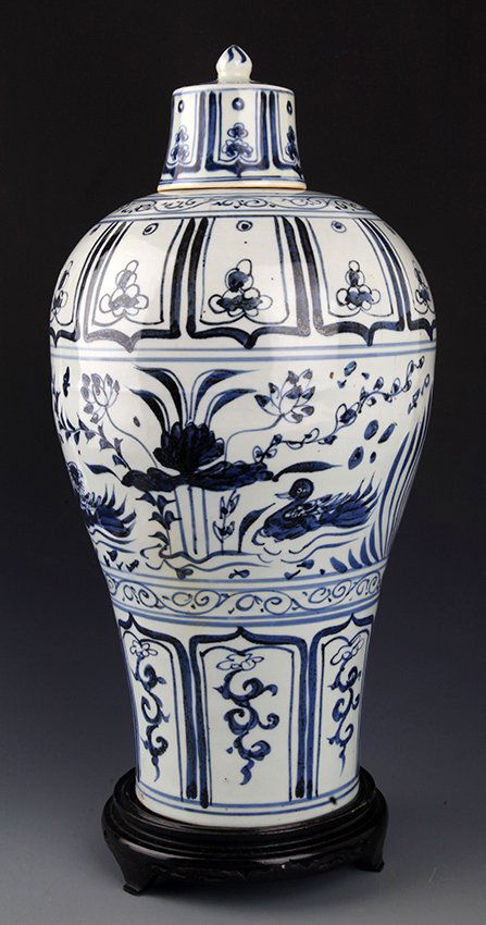 A BLUE AND WHITE PAINTED PORCELAIN JAR WITH COVER (1 of 9)
