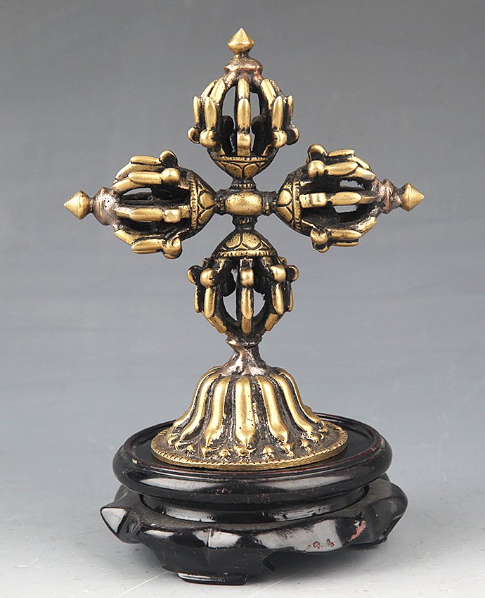 A FINE TIBETAN BRONZE VAJRA (1 of 4)