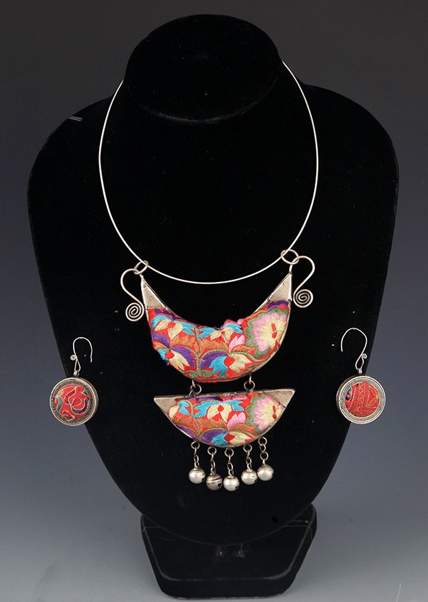 A SET OF FINELY DESIGN HMONG "MIAO ZU" NECKLACE (1 of 7)