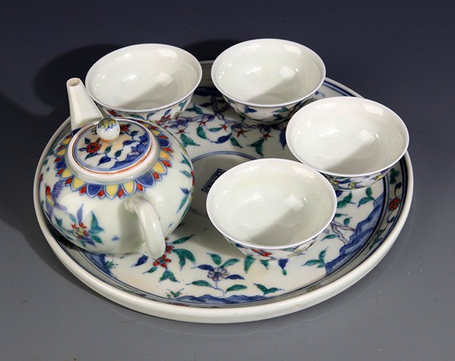 A SET OF FINELY PAINTED DOUCAI PORCELAIN TEA SET (1 of 7)