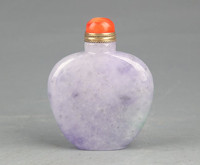 A FINE JADEITE SNUFF BOTTLE (1 of 3)