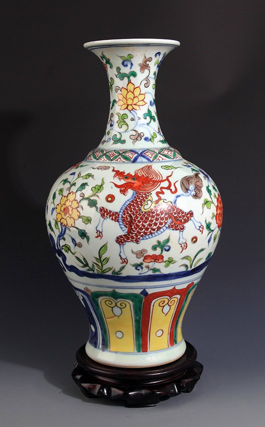 A FAMILLE-VERTE PORCELAIN DECORATION BOTTLE: Possible Ming Dynasty Xuan De Period, H:16.1 in