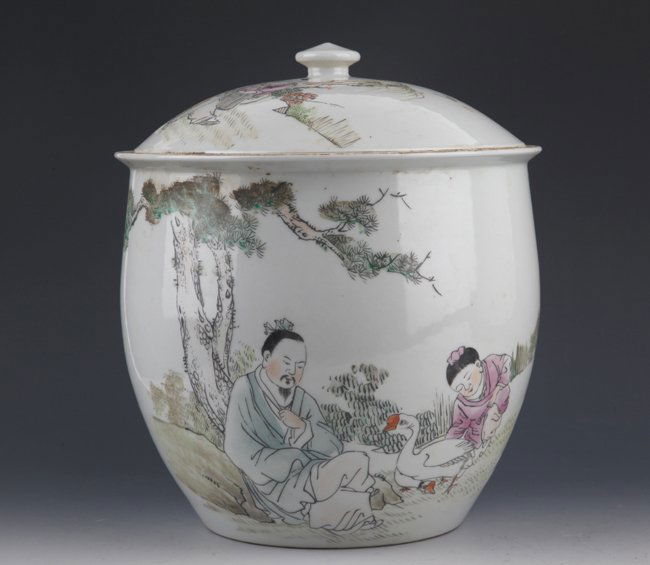 A FINE STORY PAINTED PORCELAIN JAR WITH COVER (1 of 8)