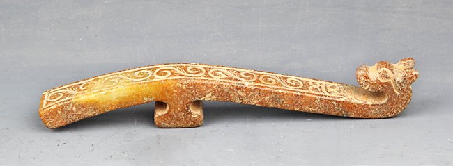 A VERY OLD JADE BELT BUCKLE: Possibly Han Dynasty, L:5.3in