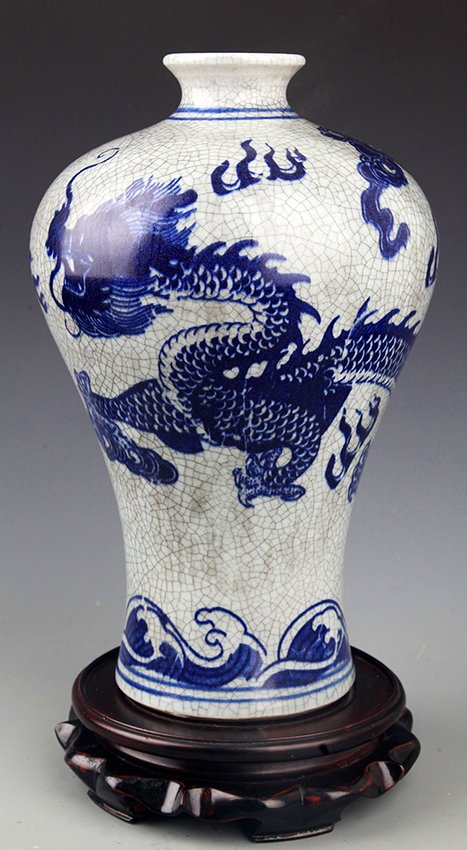 A FINE DRAGON PAINTING BLUE AND WHITE "MEI" BOTTLE: Possibly Qing Dynasty, H:12.5 in×D:2.75 in
