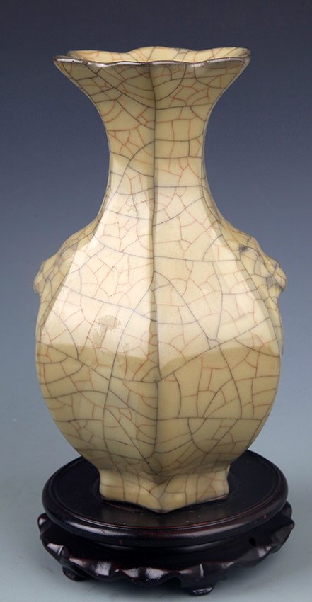 A FINE "GUAN" TYPE GLAZED PORCELAIN BOTTLE (1 of 6)