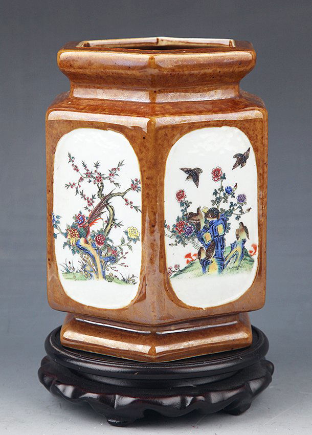 A FLOWER PAINTED PORCELAIN FLOWER JAR (1 of 7)