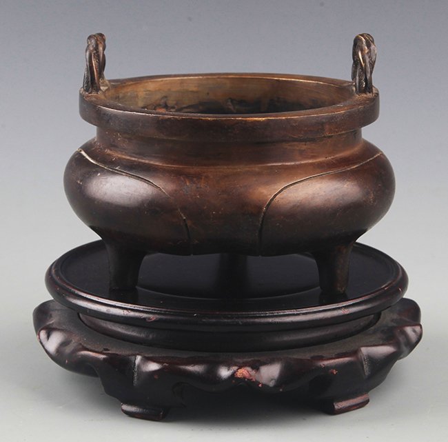 A ROUND TRIPOD FOOT CENSER: Possibly Ming Dynasty, H:3.25 in×D:4.0 in