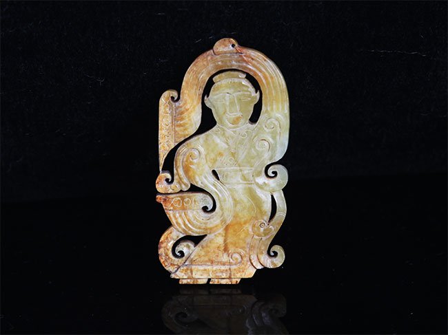 A FINE FEMALE FIGURINE JADE (1 of 3)