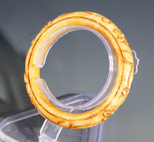 A FLOWER CARVING OLD JADE BANGLE (1 of 4)